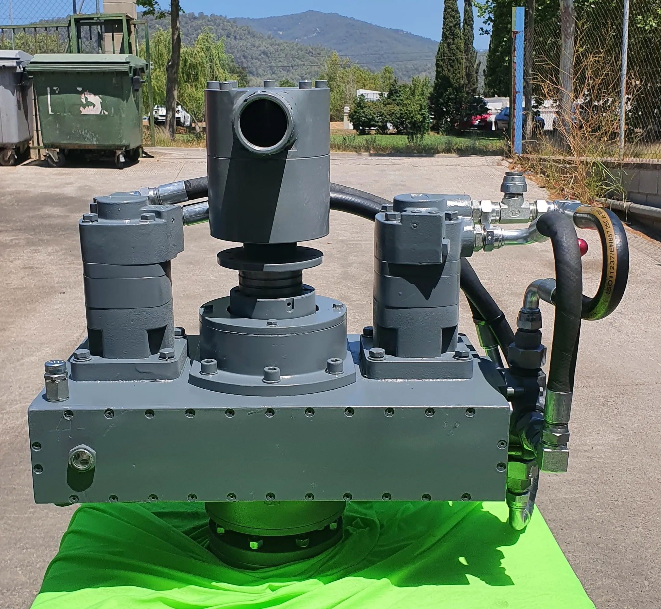 Cabeza de rotación montada en el taller, con sus dos motores hidráulicos.