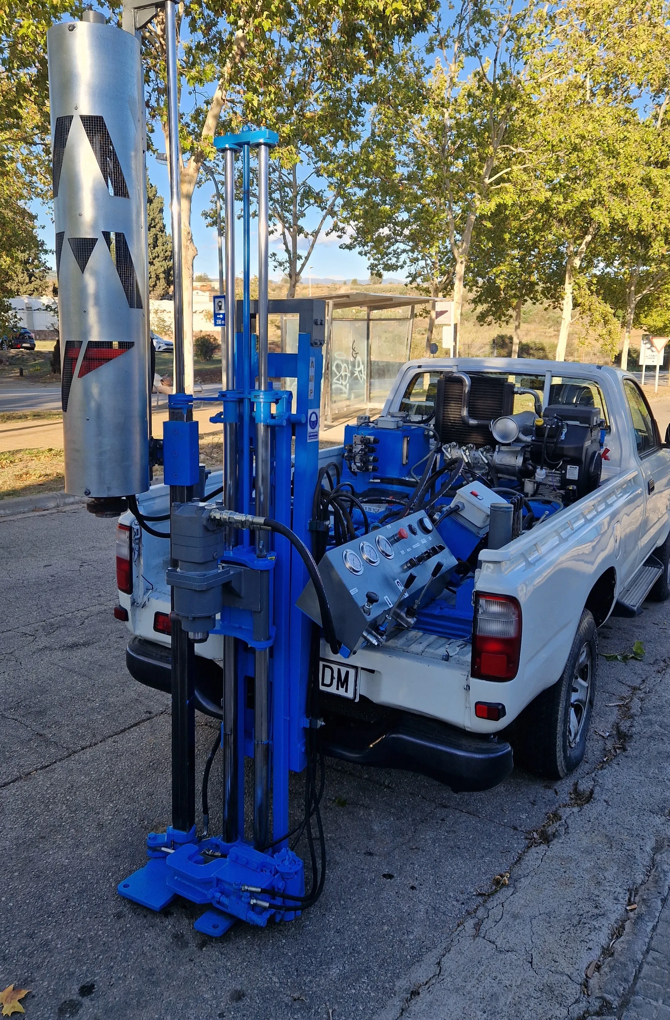 Unidad ligera montada sobre pick-up, con el grupo hidráulico y los mandos a la vista. Cada posición señalada es un trabajo que hacemos en casa.